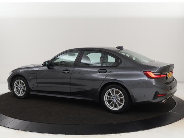 BMW 3-SERIE 320e Advantage | Leder | Sportstoelen | Stoelverwarming | Camera | Live Cockpit | Carplay | Navigatie | Full LED | Park Assist | PHEV | Plug In