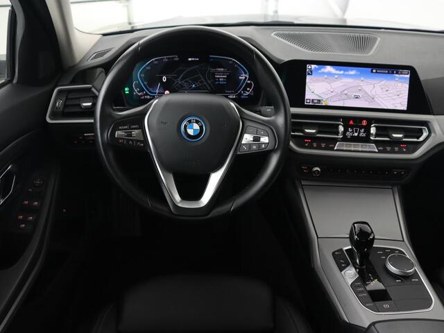 BMW 3-SERIE 320e Advantage | Leder | Sportstoelen | Stoelverwarming | Camera | Live Cockpit | Carplay | Navigatie | Full LED | Park Assist | PHEV | Plug In