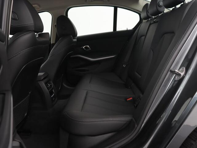 BMW 3-SERIE 320e Advantage | Leder | Sportstoelen | Stoelverwarming | Camera | Live Cockpit | Carplay | Navigatie | Full LED | Park Assist | PHEV | Plug In