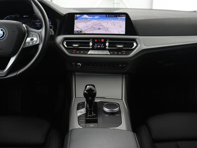 BMW 3-SERIE 320e Advantage | Leder | Sportstoelen | Stoelverwarming | Camera | Live Cockpit | Carplay | Navigatie | Full LED | Park Assist | PHEV | Plug In
