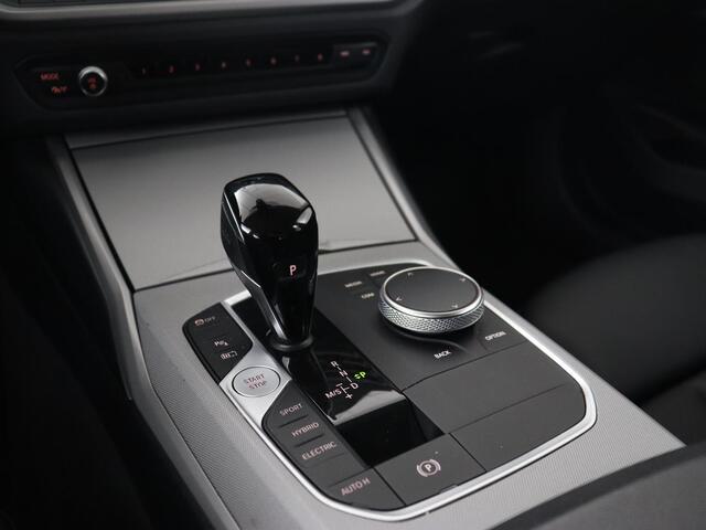 BMW 3-SERIE 320e Advantage | Leder | Sportstoelen | Stoelverwarming | Camera | Live Cockpit | Carplay | Navigatie | Full LED | Park Assist | PHEV | Plug In