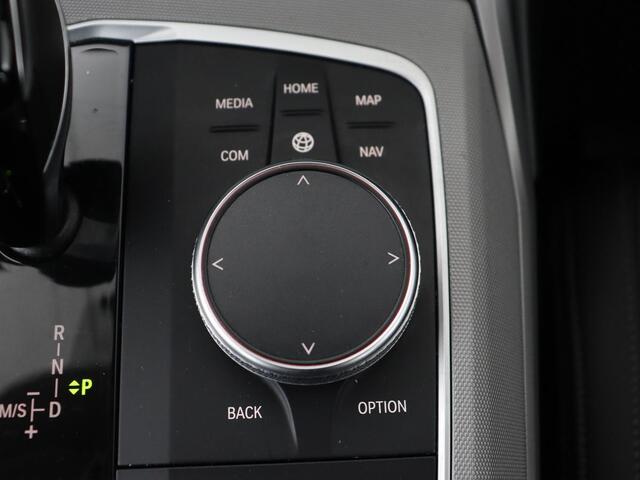 BMW 3-SERIE 320e Advantage | Leder | Sportstoelen | Stoelverwarming | Camera | Live Cockpit | Carplay | Navigatie | Full LED | Park Assist | PHEV | Plug In