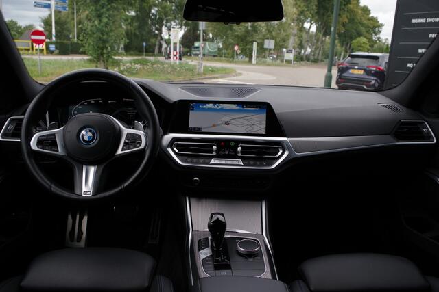BMW 3-SERIE Touring 320e High Executive M-Sport PHEV, Panoramadak, Memory, 360 Camera, Head-Up, Carplay