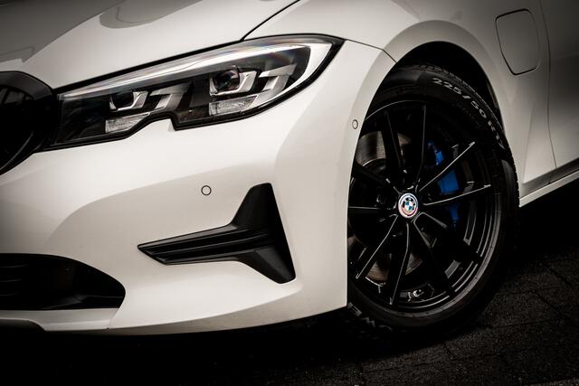 BMW 3-SERIE 330e Sport | Adapt. Cruise | Sportstoelen | Sportuitlaat | Digitaal Dashboard | Camera | Wrap