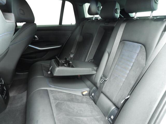 BMW 3-SERIE Touring 330e | M-Sportpakket | LED | Navigatie | Trekhaak | Stoelverwarming | DAB | Harman-kardon sound | Alu 19 inch