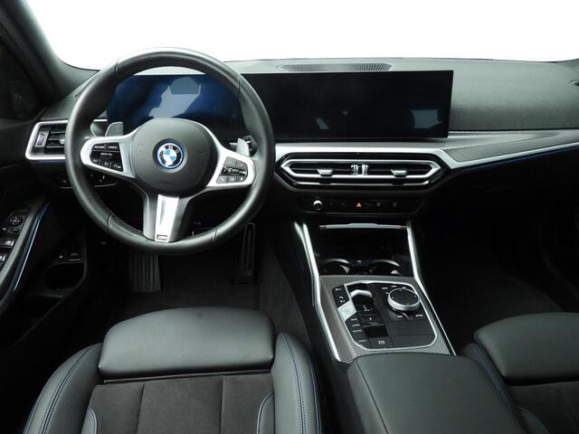 BMW 3-SERIE Touring 330e | M-Sportpakket | LED | Navigatie | Trekhaak | Stoelverwarming | DAB | Harman-kardon sound | Alu 19 inch