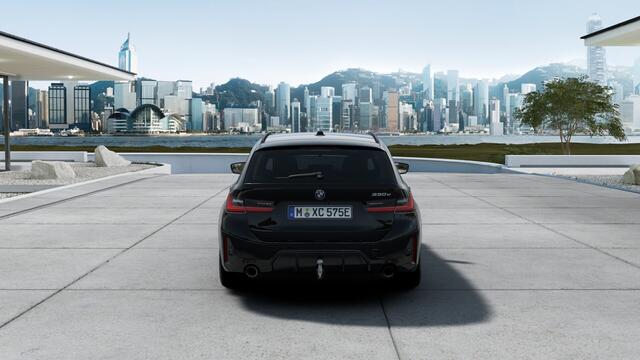 BMW 3-SERIE Touring 330e M Sport Automaat / Panoramadak / Trekhaak / Sportstoelen / Active Cruise Control / Adaptieve LED / Parking Assistant Plus / Comfort Access