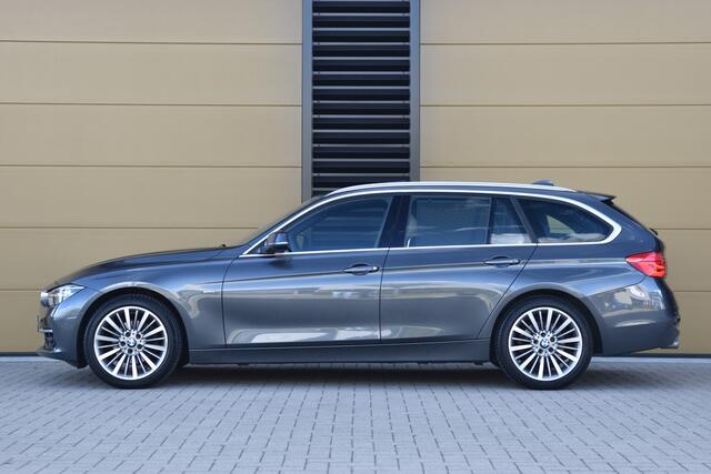 BMW 3-SERIE Touring 320i Luxury Edition * Panoramadak * Trekhaak * Sportstoelen * Camera *