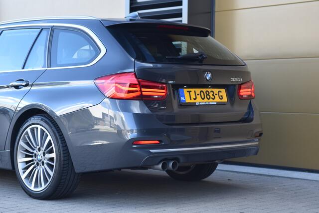 BMW 3-SERIE Touring 320i Luxury Edition * Panoramadak * Trekhaak * Sportstoelen * Camera *