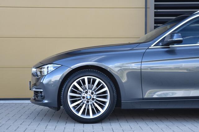 BMW 3-SERIE Touring 320i Luxury Edition * Panoramadak * Trekhaak * Sportstoelen * Camera *