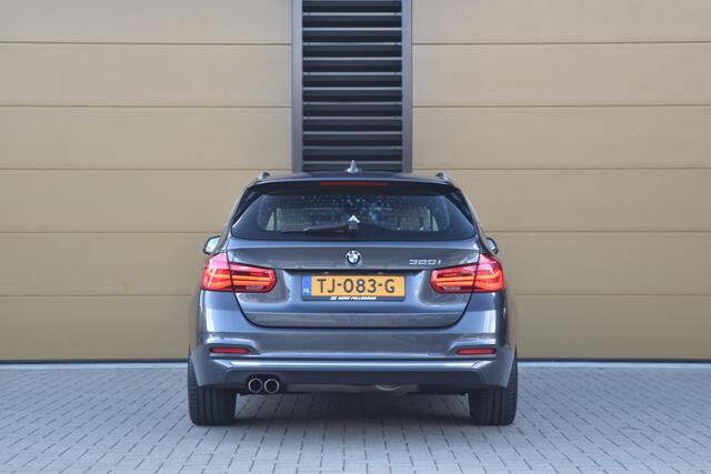 BMW 3-SERIE Touring 320i Luxury Edition * Panoramadak * Trekhaak * Sportstoelen * Camera *