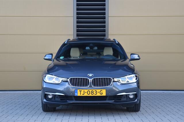BMW 3-SERIE Touring 320i Luxury Edition * Panoramadak * Trekhaak * Sportstoelen * Camera *