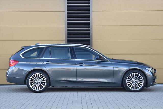 BMW 3-SERIE Touring 320i Luxury Edition * Panoramadak * Trekhaak * Sportstoelen * Camera *