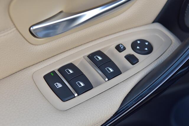 BMW 3-SERIE Touring 320i Luxury Edition * Panoramadak * Trekhaak * Sportstoelen * Camera *