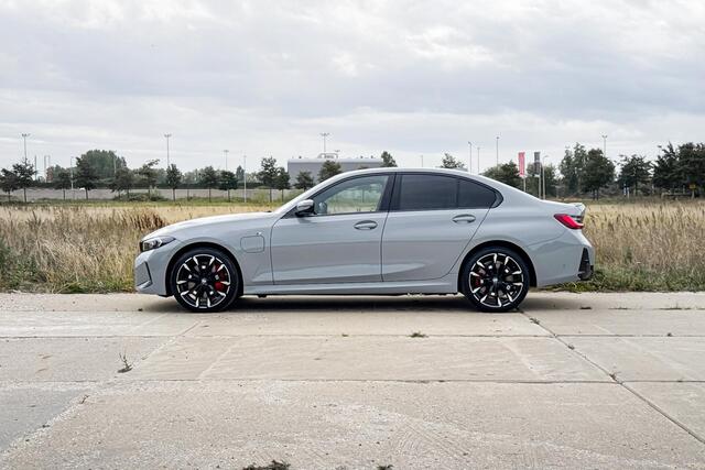 BMW 3-SERIE Sedan 330e | M Sport | Glazen Panoramadak | Harman Kardon | Head-up Display | Trekhaak |