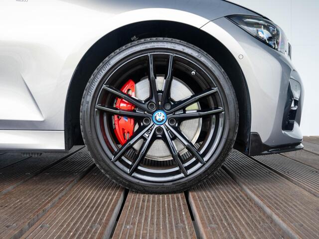 BMW 3-SERIE Touring 330e | High Executive | M Sport Plus Pack | 19 inch | Glazen panoramadak | BMW Laserlight | Stoelverwarming | Trekhaak