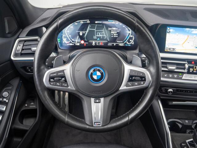 BMW 3-SERIE Touring 330e | High Executive | M Sport Plus Pack | 19 inch | Glazen panoramadak | BMW Laserlight | Stoelverwarming | Trekhaak