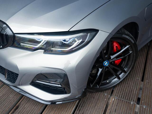 BMW 3-SERIE Touring 330e | High Executive | M Sport Plus Pack | 19 inch | Glazen panoramadak | BMW Laserlight | Stoelverwarming | Trekhaak