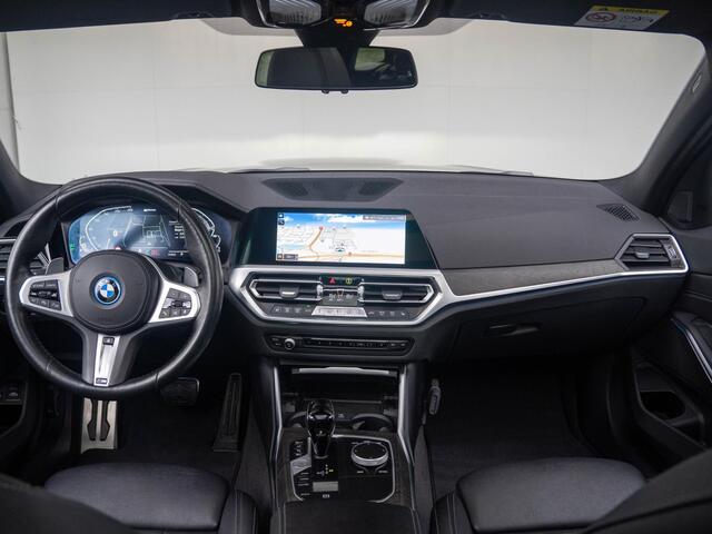 BMW 3-SERIE Touring 330e | High Executive | M Sport Plus Pack | 19 inch | Glazen panoramadak | BMW Laserlight | Stoelverwarming | Trekhaak