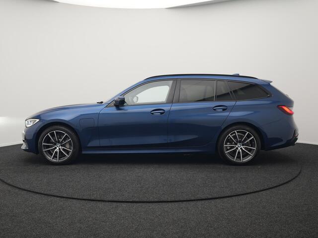 BMW 3-SERIE Touring 330e Sportline Plug In Hybrid 293pk Dealer O.H PHEV | Adaptive Cruise | 360 Camera | Head Up | Laser LED | Keyless | Sportstoelen Verwarmd | M Sportstuur | 18"L.M | Apple Carplay |