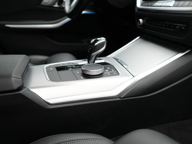 BMW 3-SERIE Touring 330e Sportline Plug In Hybrid 293pk Dealer O.H PHEV | Adaptive Cruise | 360 Camera | Head Up | Laser LED | Keyless | Sportstoelen Verwarmd | M Sportstuur | 18"L.M | Apple Carplay |