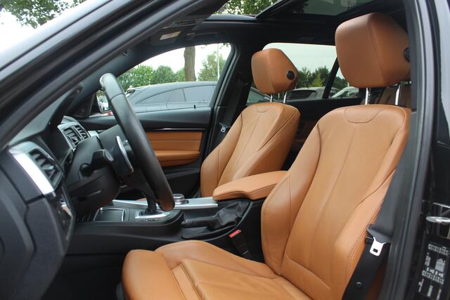 BMW 3-SERIE Touring 330i M Sport Edition / M Performance / Trekhaak / Panoramadak / 360Camera / Leder / 19'' / Head-up / Navigatie / Harman Kardon / Stoelverwarming / DAB / Cruise Control