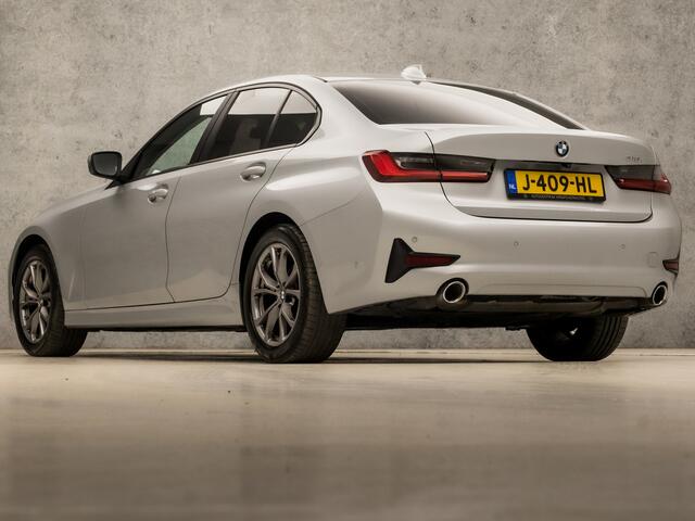 BMW 3-SERIE 318i Executive Sportline 157Pk Automaat (APPLE CARPLAY, GROOT NAVI, CAMERA, GETINT GLAS, TREKHAAK, SPORTSTOELEN, CRUISE, PARKEERSENSOREN, LANE ASSIST, NIEUWSTAAT)