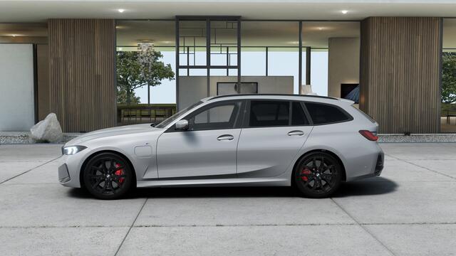 BMW 3-SERIE Touring 330e High Executive M Sport Automaat / Panoramadak / Trekhaak / Sportstoelen / Adaptieve LED / Active Cruise Control / Parking Assistant Plus / Comfort Access /