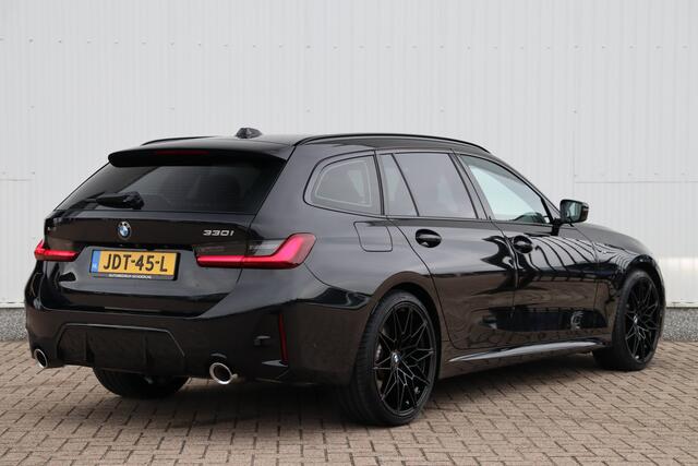 BMW 3-SERIE Touring 330i xDrive M-Sport | Adap. Cruise | Widescreen | Stoelverwarming | Camera | Climate Control | Navigatie | Carplay | 20''