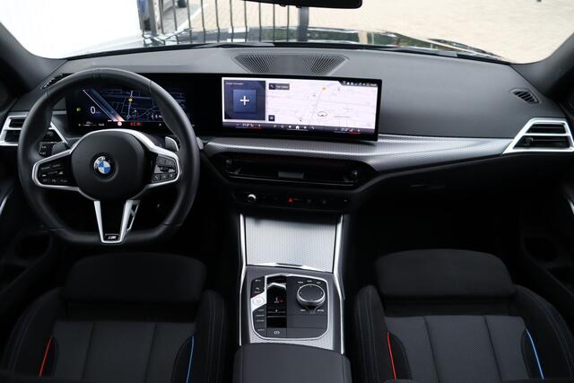 BMW 3-SERIE Touring 330i xDrive M-Sport | Adap. Cruise | Widescreen | Stoelverwarming | Camera | Climate Control | Navigatie | Carplay | 20''