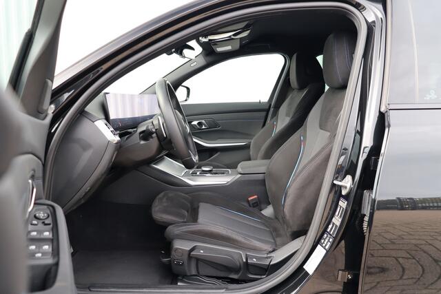 BMW 3-SERIE Touring 330i xDrive M-Sport | Adap. Cruise | Widescreen | Stoelverwarming | Camera | Climate Control | Navigatie | Carplay | 20''