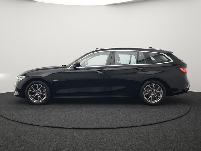 BMW 3-SERIE Touring 320e Luxury Line Plug In Hybrid 204pk Dealer O.H PHEV | Panodak | Lederen Sportstoelen Verwarmd | Apple Carplay | Sfeerverlichting | Navi Full Map | DAB |