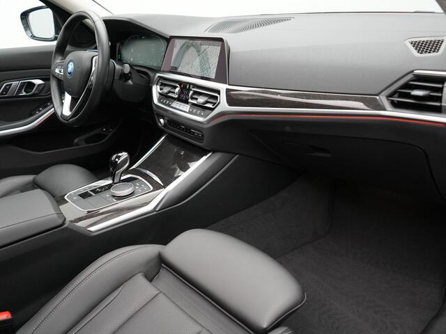 BMW 3-SERIE Touring 320e Luxury Line Plug In Hybrid 204pk Dealer O.H PHEV | Panodak | Lederen Sportstoelen Verwarmd | Apple Carplay | Sfeerverlichting | Navi Full Map | DAB |