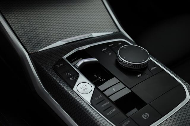 BMW 3-SERIE Touring 330e M Sport | Facelift | Pano | HUD | Elek. Stoelen | Keyless | Elek. Trekhaak | Camera | 19''