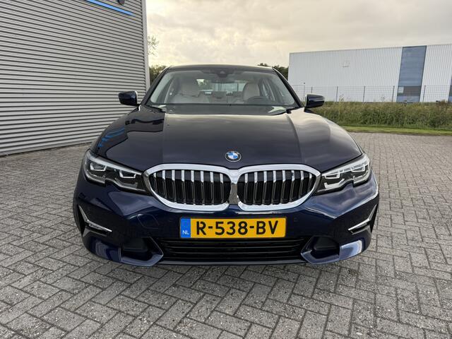 BMW 3-SERIE 318i 156 PK Luxury Line Leder Wegklapbare Trekhaak LED HiFi pakket PDC