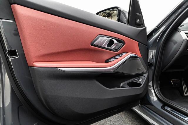 BMW 3-SERIE Touring 330e 293pk M-Sport PANO H/K HUD TREKHAAK LEER 19" MY2025!