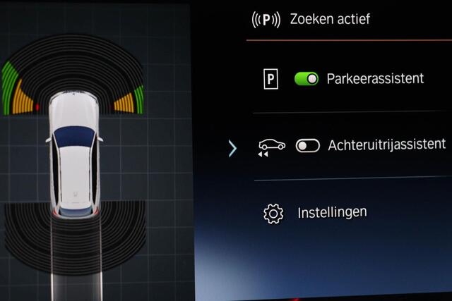 BMW 3-SERIE Touring 320i M-Sport | PANORAMADAK | ENTERTAINMENT / COMFORT / TREKHAAK- PACK