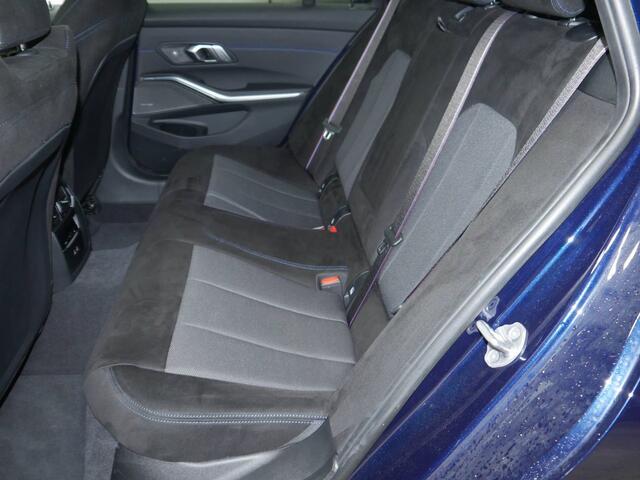 BMW 3-SERIE Touring 330e M-Sport Pro | Trekhaak | 19" | Panorama | Memory | Driving Assistant Professional | Harman Kardon