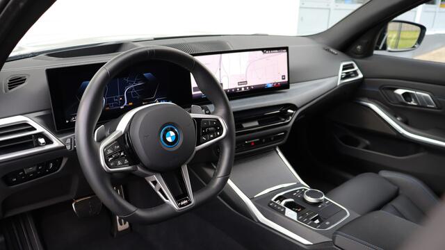 BMW 3-SERIE Touring 330e xDrive M-Sport Pro | Harman/Kardon | Head-up | Panoramadak | Trekhaak | M Sportstoelen | Memory | Comfort Access