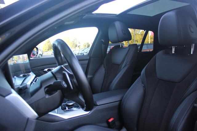 BMW 3-SERIE Touring 320e 205PK M-SPORT | PANORAMISCH SCHUIF/KANTEL DAK | M-SPORT PAKKET INTERIEUR/EXTERIEUR | SFEER VERLICHTING | ELEKTRISCH BEDIENBARE VOORSTOELEN MET GEHEUGEN OP DE BESTUURDERSSTOEL | STOEL VERWARMING | HEAD UP DISPLAY | CRUISE CONTROL | NAVIGATIE |