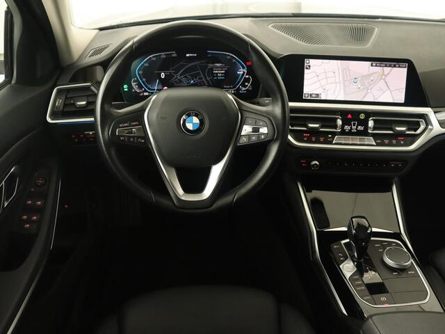 BMW 3-SERIE 320e Sport Line | Leder | Stoelverwarming | Camera | Sportstoelen | Live Cockpit | Carplay | Navigatie | Parkeerhulp | Climate control