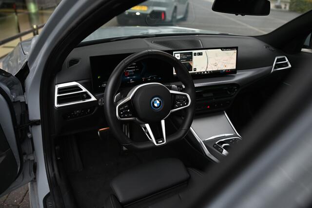 BMW 3-SERIE Touring 330e M Sport Automaat / Panoramadak / Trekhaak / Sportstoelen / Achteruitrijcamera / Comfort Access / Active Cruise Control / Parking Assistant