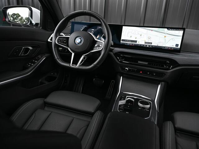 BMW 3-SERIE Touring 330e xDrive M-SPORT | FACELIFT | ACCU 19,5 kWh | ACTIVE CRUISE | ELEKTR. TREKHAAK | HIFI AUDIO | SHADOW LINE | CAMERA | FULL-LED | STUUR- EN STOELVERWARMING
