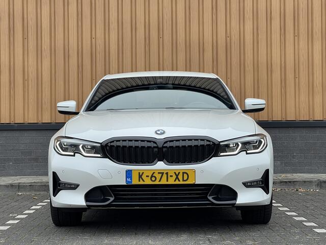 BMW 3-SERIE 318i High Executive | Cruise Control | Achteruitrijcamera | Apple Carplay/Android Auto | Sfeerverlichting | Keyless Go | DAB | Lane Assist | Stoelverwarming | Navigatie |