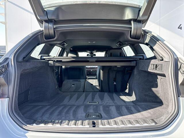 BMW 3-SERIE Touring 318i M-Sport 18 Inch / Electrische Zwenkhaak / Binnen & Buitenspiegel Automatisch Dimmend / Stoelverwarming