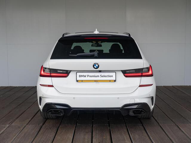 BMW 3-SERIE Touring M340i xDrive | Innovationspakket | Verwarmd Stuurwiel | Comfort Access | Panoramadak | Stoelverwarming | Laserlight | Head-Up Display | Harman Kardon | 19''