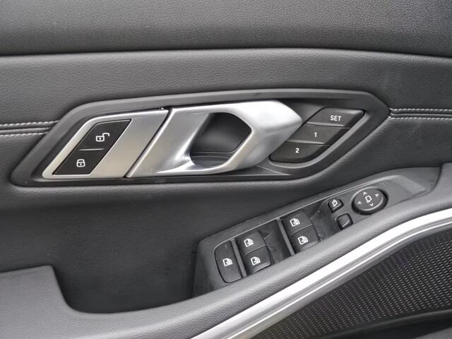 BMW 3-SERIE 330iA M-SPORT Pro ** LED, LC Prof, SCHUIF/KANTEL, ACC, 19-inch LMV, HuD, TREKH ** ¤ 23.650,= onder NP - 1e EIG - UNFALLFREI ** ** INFORMEER OOK NAAR ONZE AANTREKKELIJKE FINANCIAL-LEASE TARIEVEN **