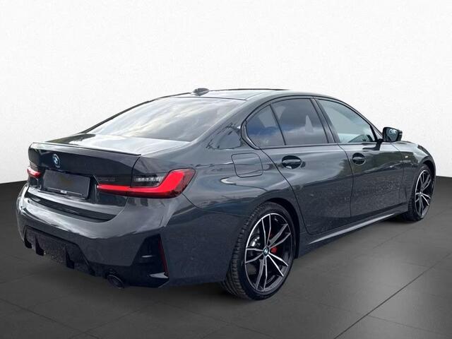 BMW 3-SERIE 330iA M-SPORT Pro ** LED, LC Prof, SCHUIF/KANTEL, ACC, 19-inch LMV, HuD, TREKH ** ¤ 23.650,= onder NP - 1e EIG - UNFALLFREI ** ** INFORMEER OOK NAAR ONZE AANTREKKELIJKE FINANCIAL-LEASE TARIEVEN **