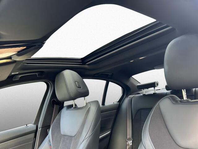 BMW 3-SERIE 330iA M-SPORT Pro ** LED, LC Prof, SCHUIF/KANTEL, ACC, 19-inch LMV, HuD, TREKH ** ¤ 23.650,= onder NP - 1e EIG - UNFALLFREI ** ** INFORMEER OOK NAAR ONZE AANTREKKELIJKE FINANCIAL-LEASE TARIEVEN **