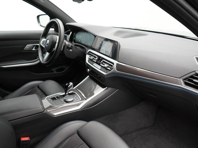BMW 3-SERIE Touring 330e M Sport Plug In Hybrid 292pk Dealer O.H PHEV | Trekhaak Af Fabriek | Adaptive Onderstel | Adaptive Cruise | Laser LED | Sportstoelen Verwarmd | Sfeerverlichting | Apple Carplay | Camera | Virtual | Navigatie | DAB |